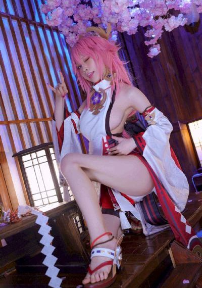 欧美男女香肩吻_1080高清视频观看