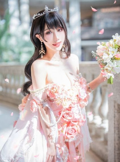 男人大庭广众之下扒开女人的衣服_BD英语高清完整版